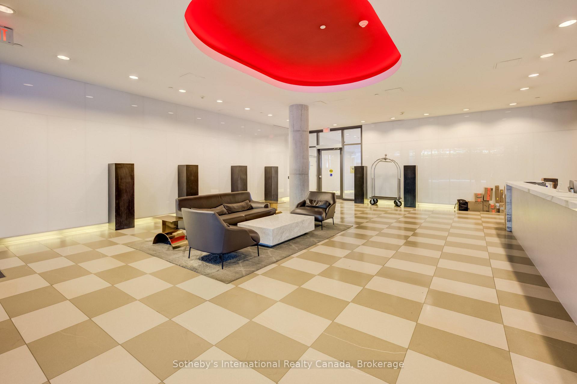 560 King St W 708