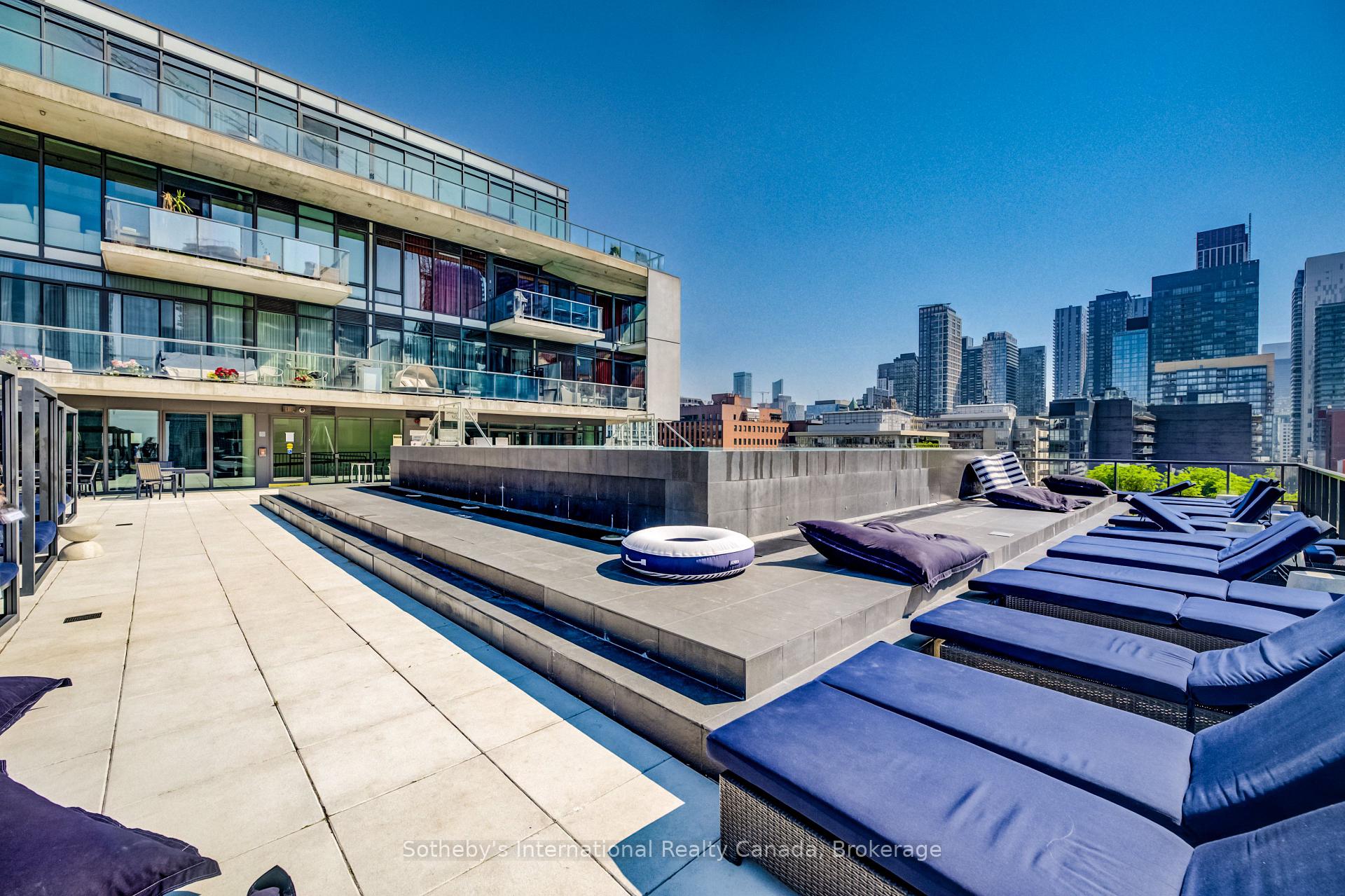 560 King St W 708