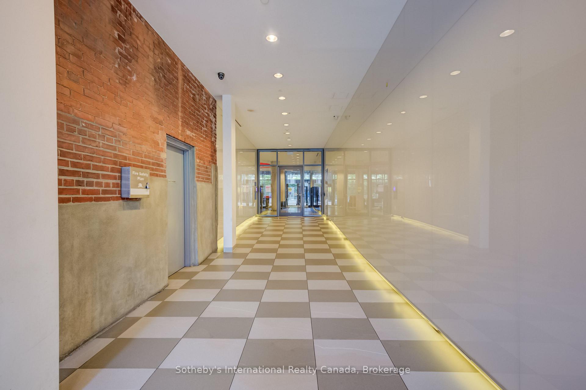 560 King St W 708