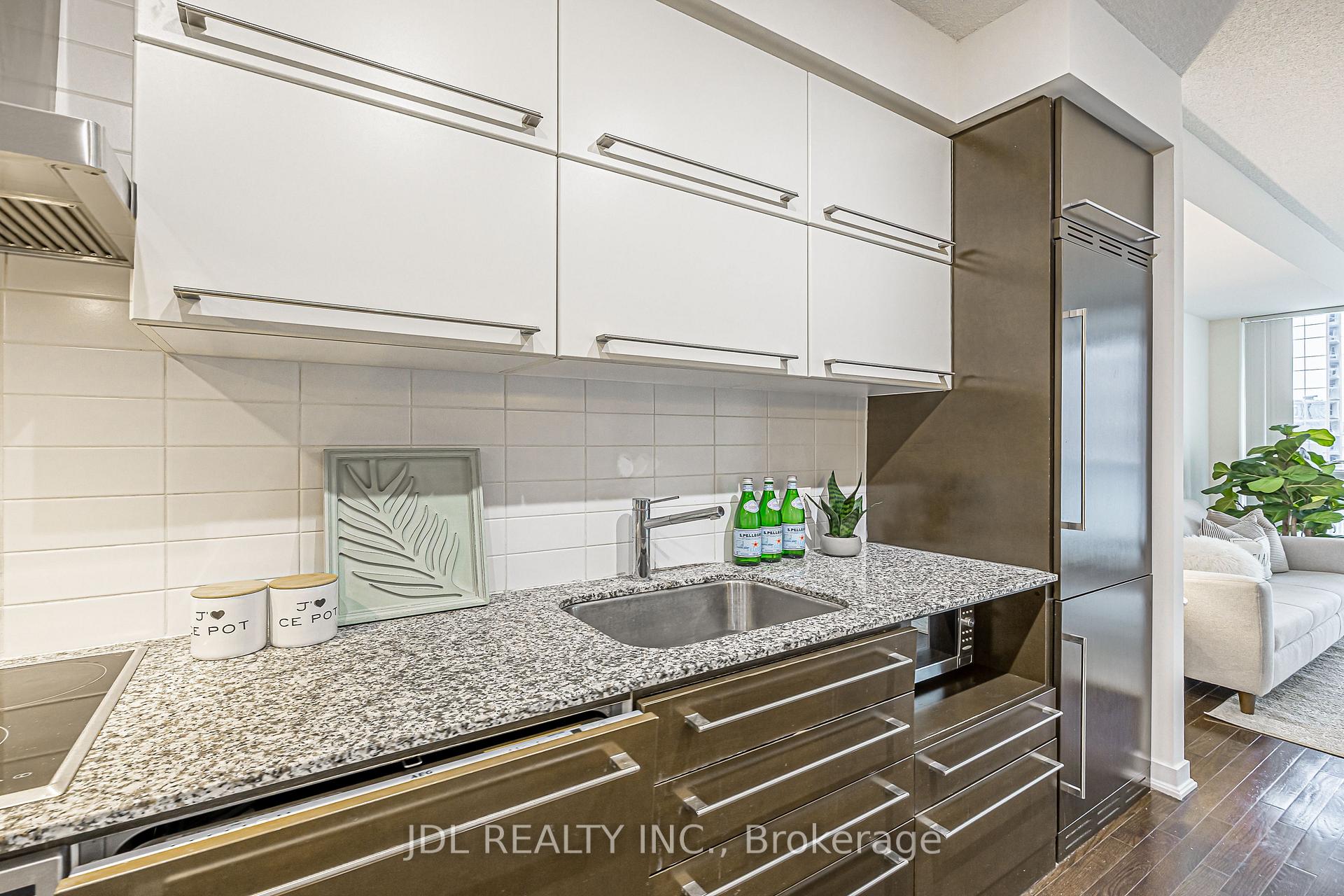 770 Bay St 1105