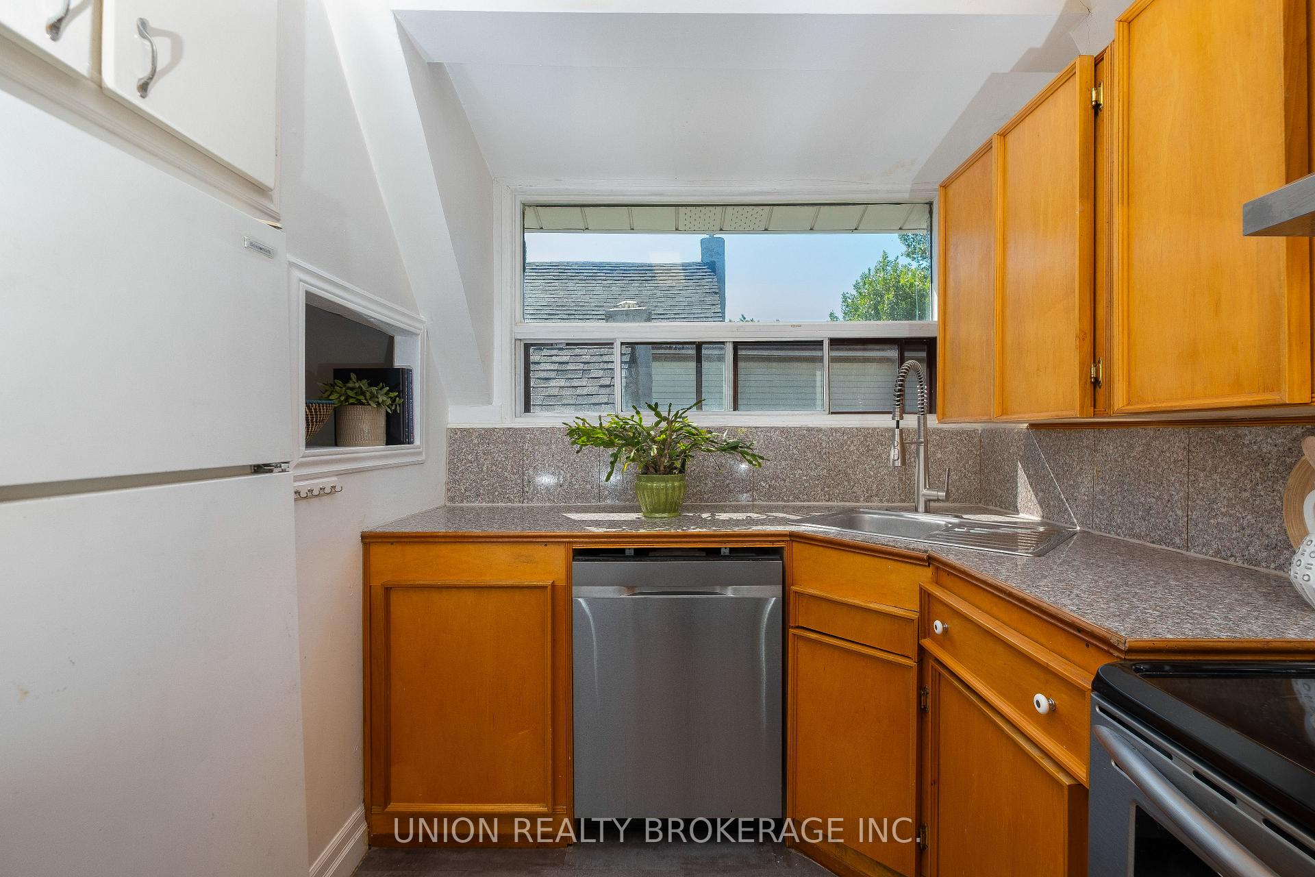 394 Coxwell Ave