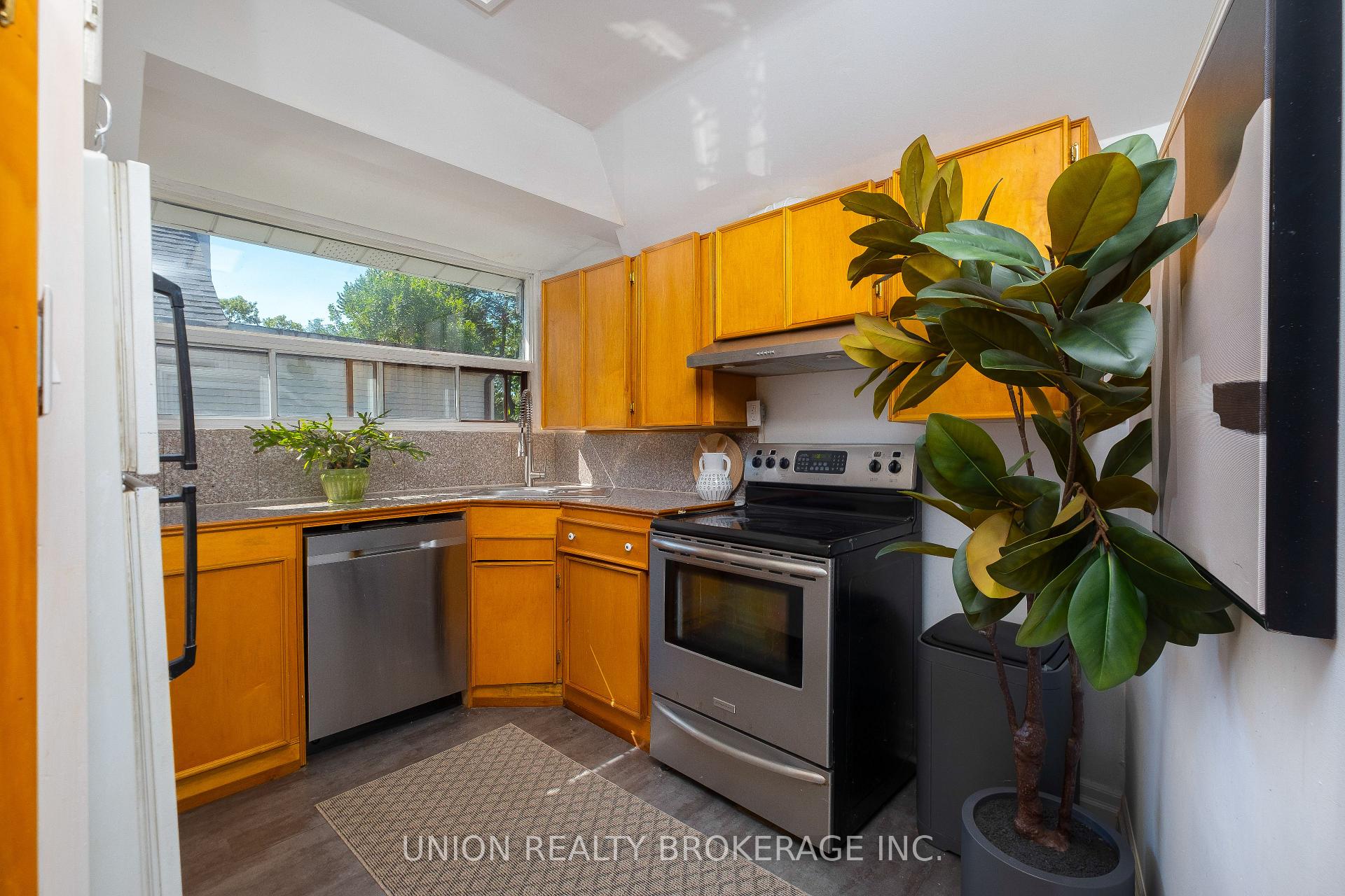 394 Coxwell Ave