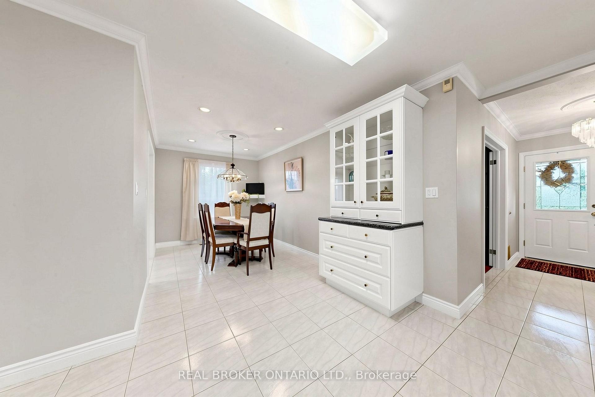 2 Dorking Cres