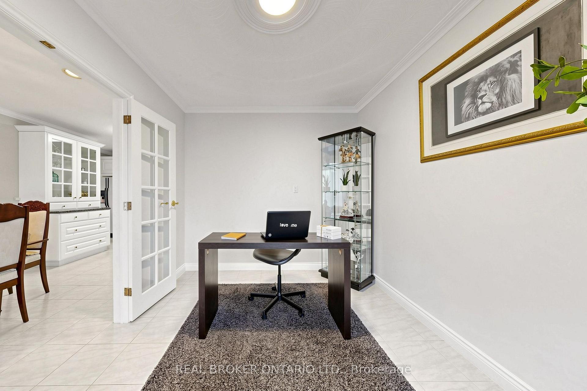 2 Dorking Cres