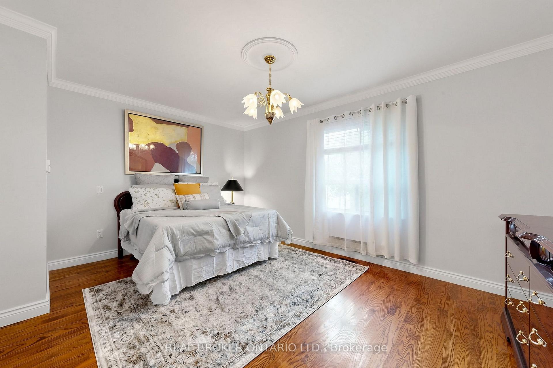 2 Dorking Cres
