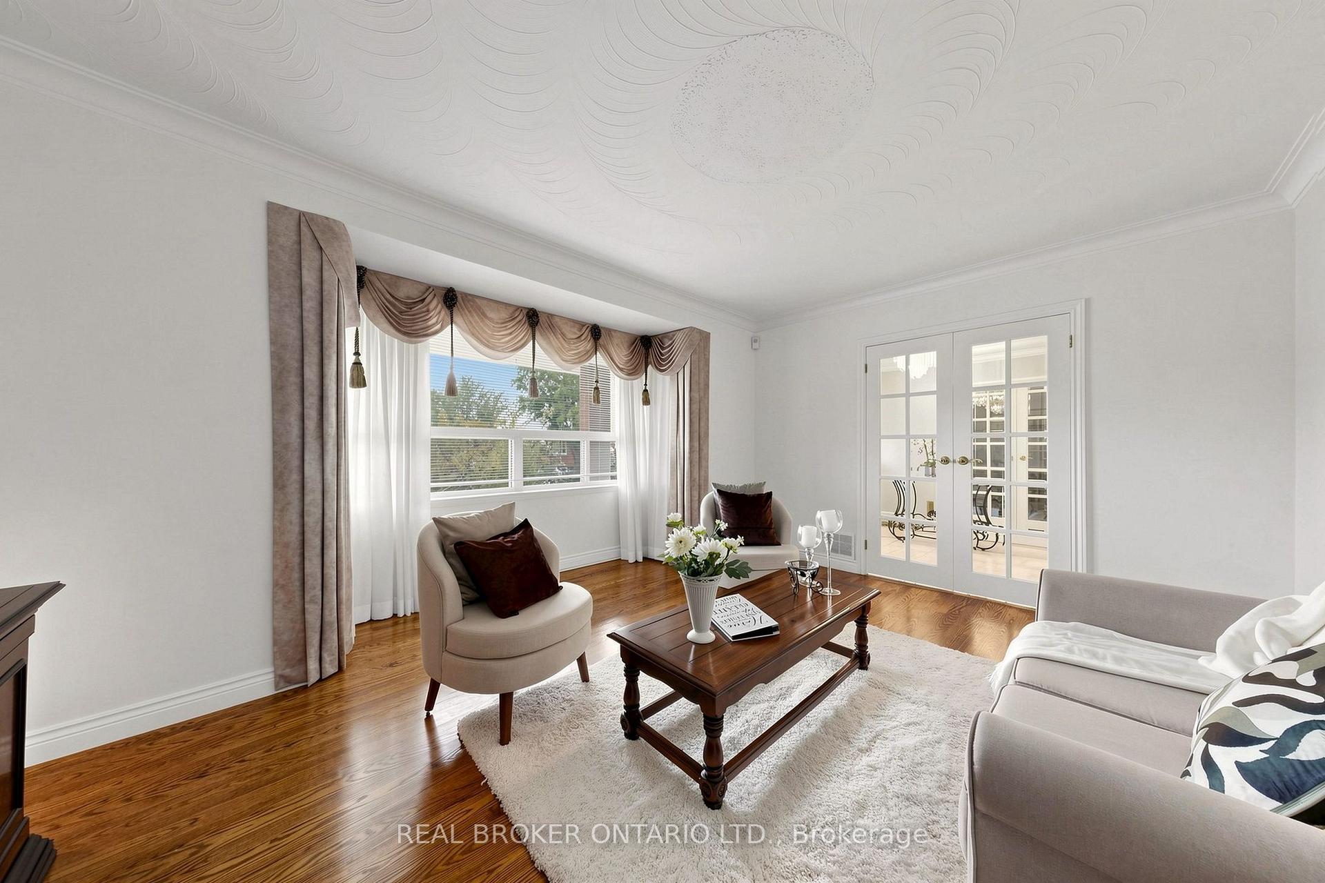 2 Dorking Cres