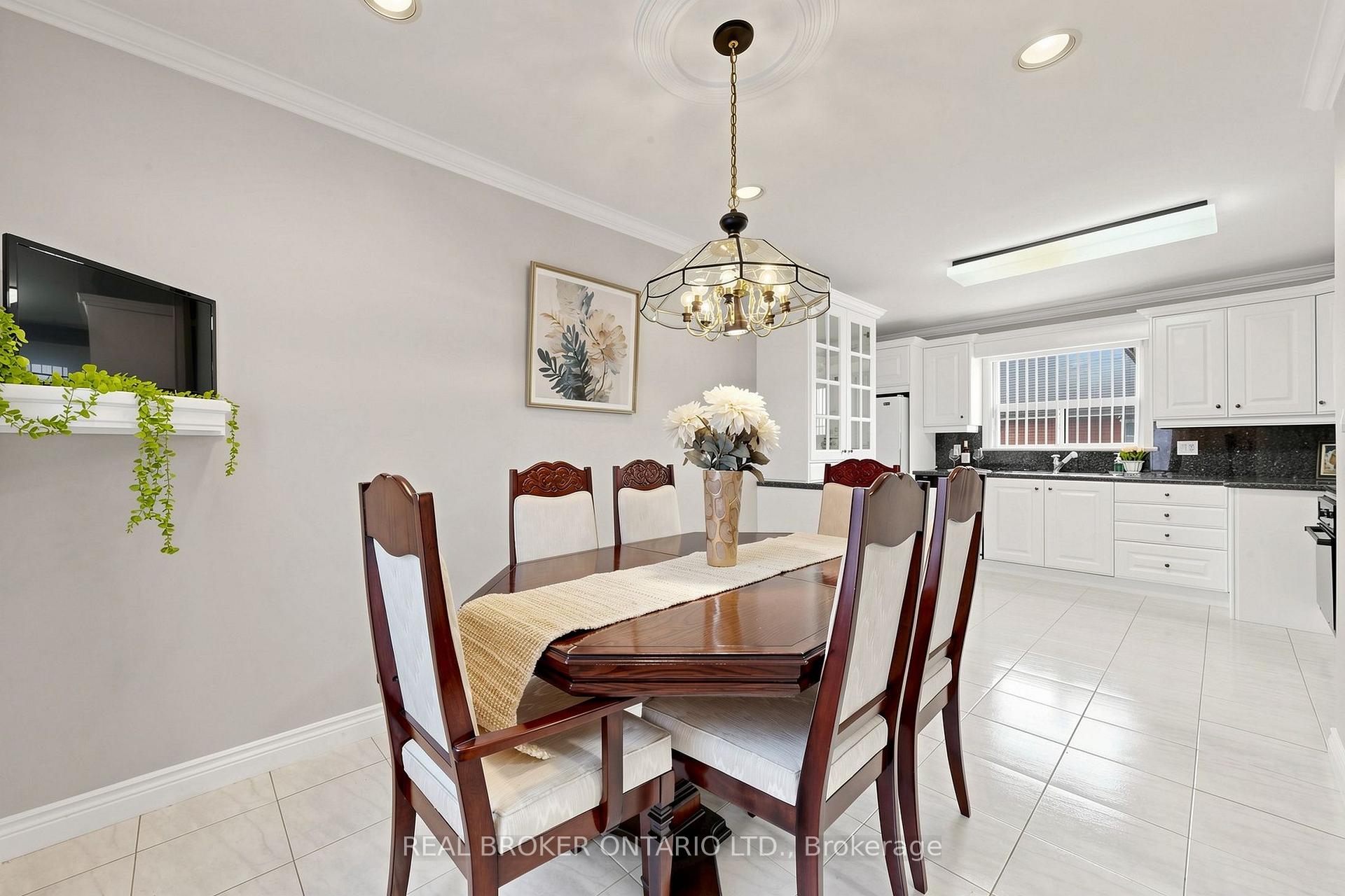 2 Dorking Cres