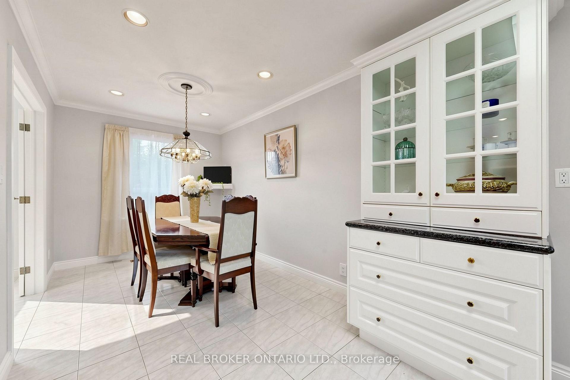 2 Dorking Cres