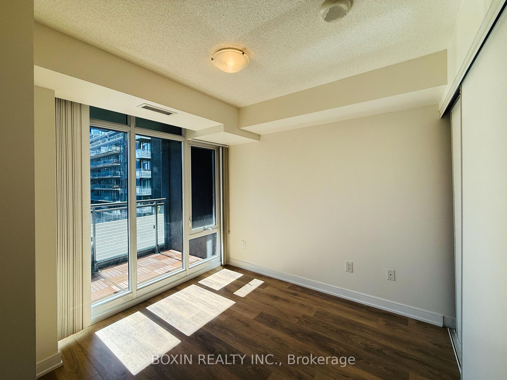 525 Adelaide St W 716