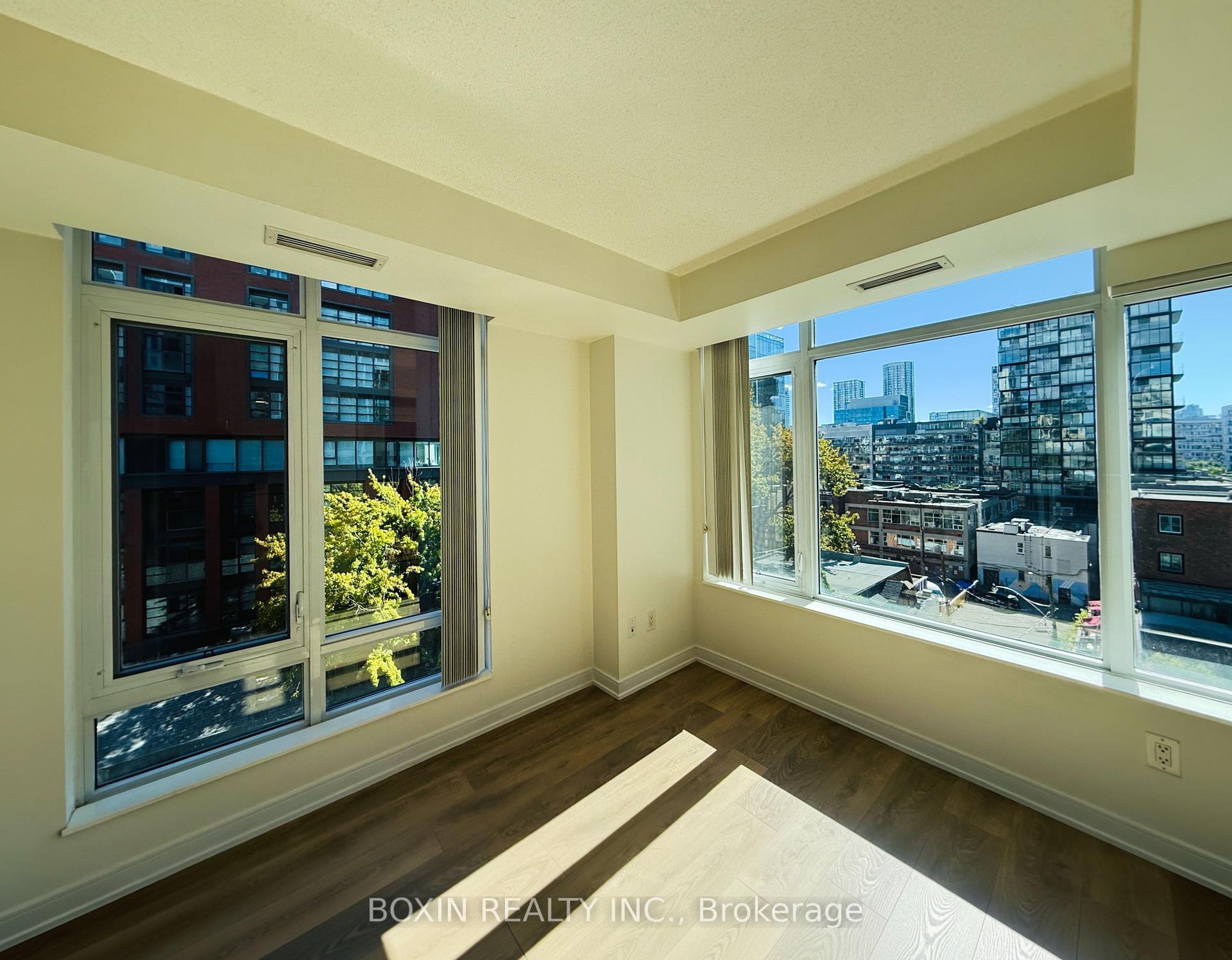 525 Adelaide St W 716