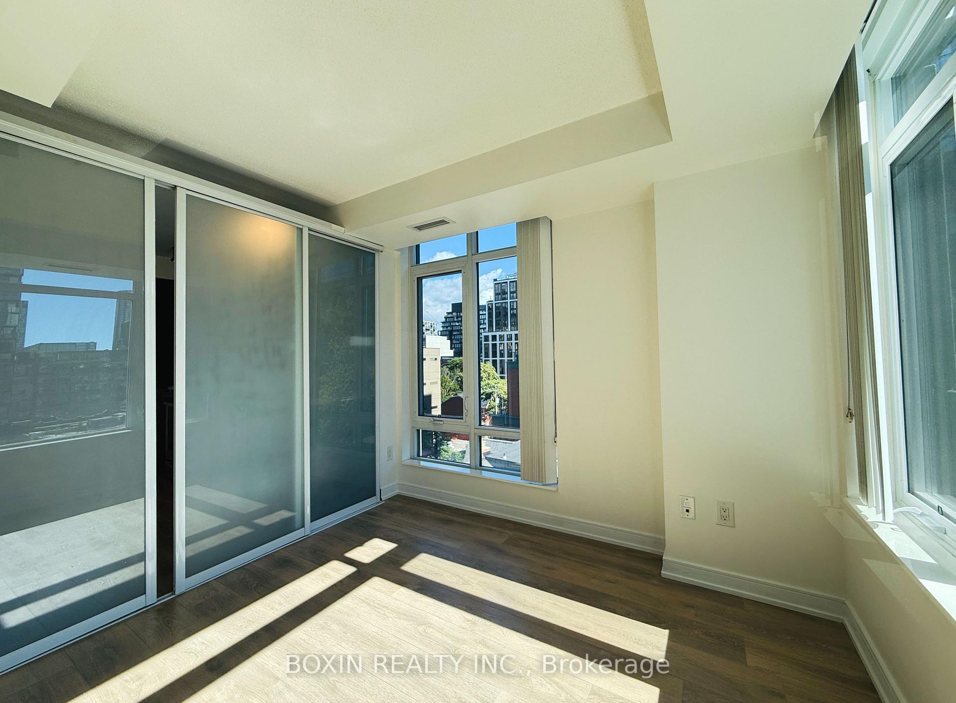 525 Adelaide St W 716
