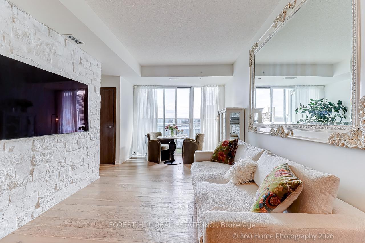 17 Bathurst St 1215