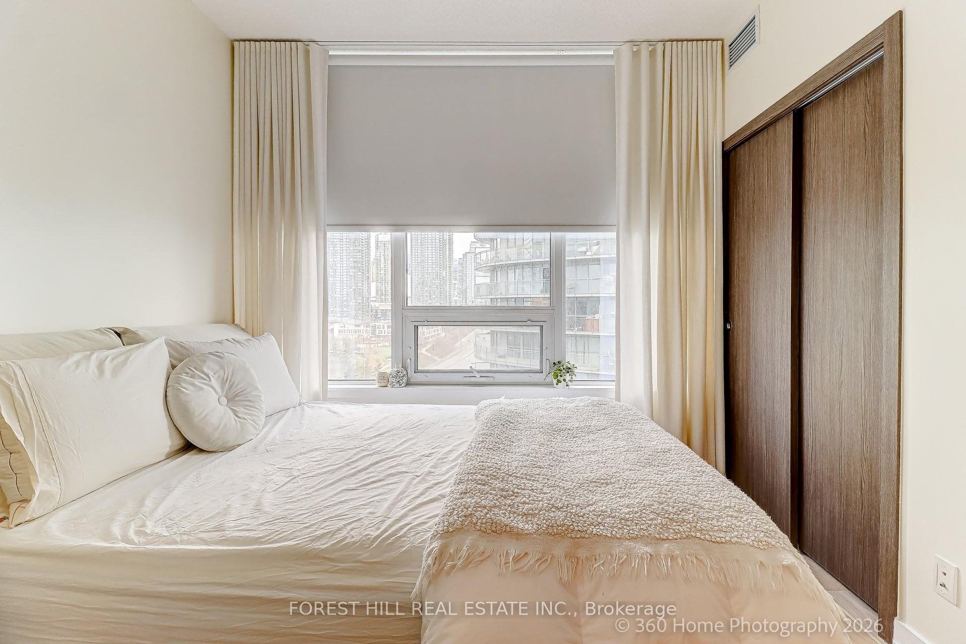 17 Bathurst St 1215