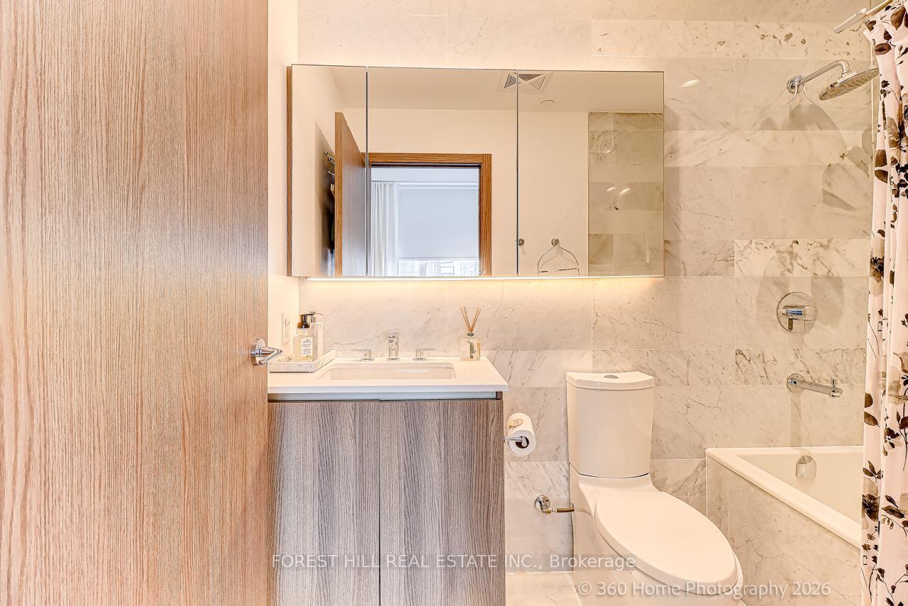 17 Bathurst St 1215