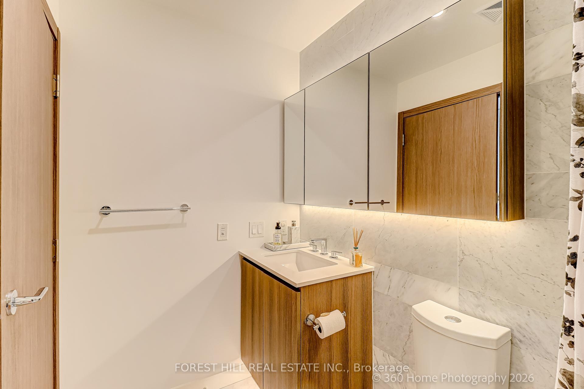17 Bathurst St 1215