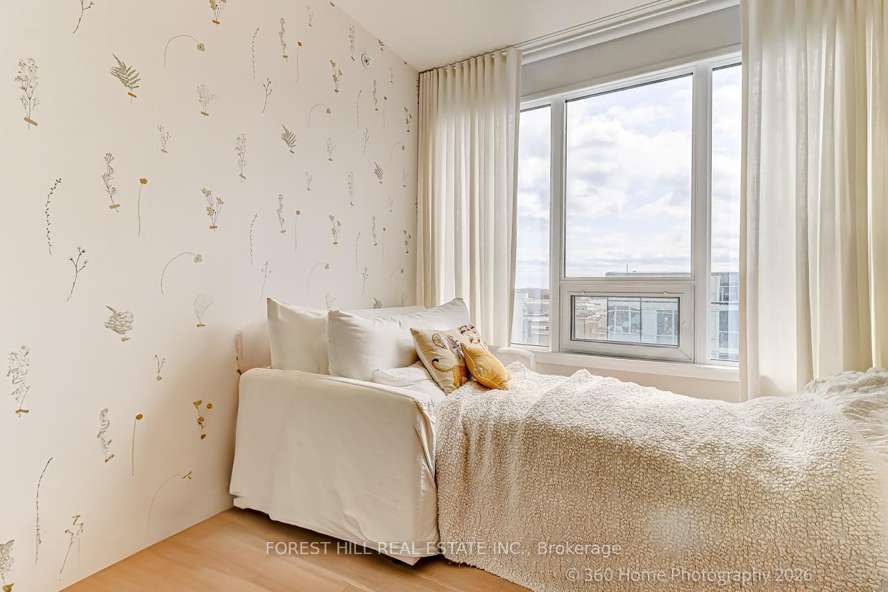 17 Bathurst St 1215