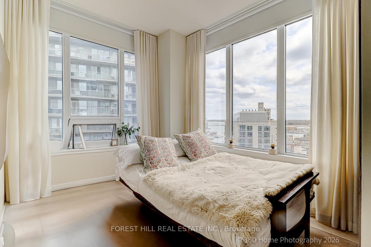 17 Bathurst St 1215