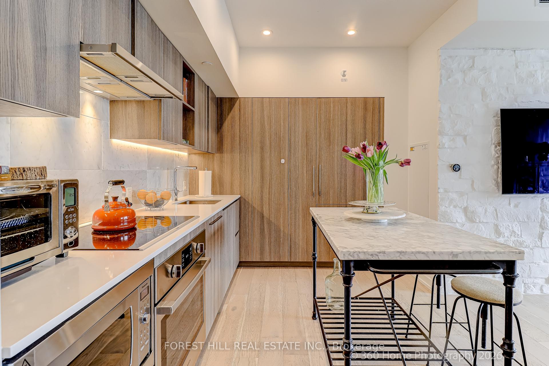 17 Bathurst St 1215
