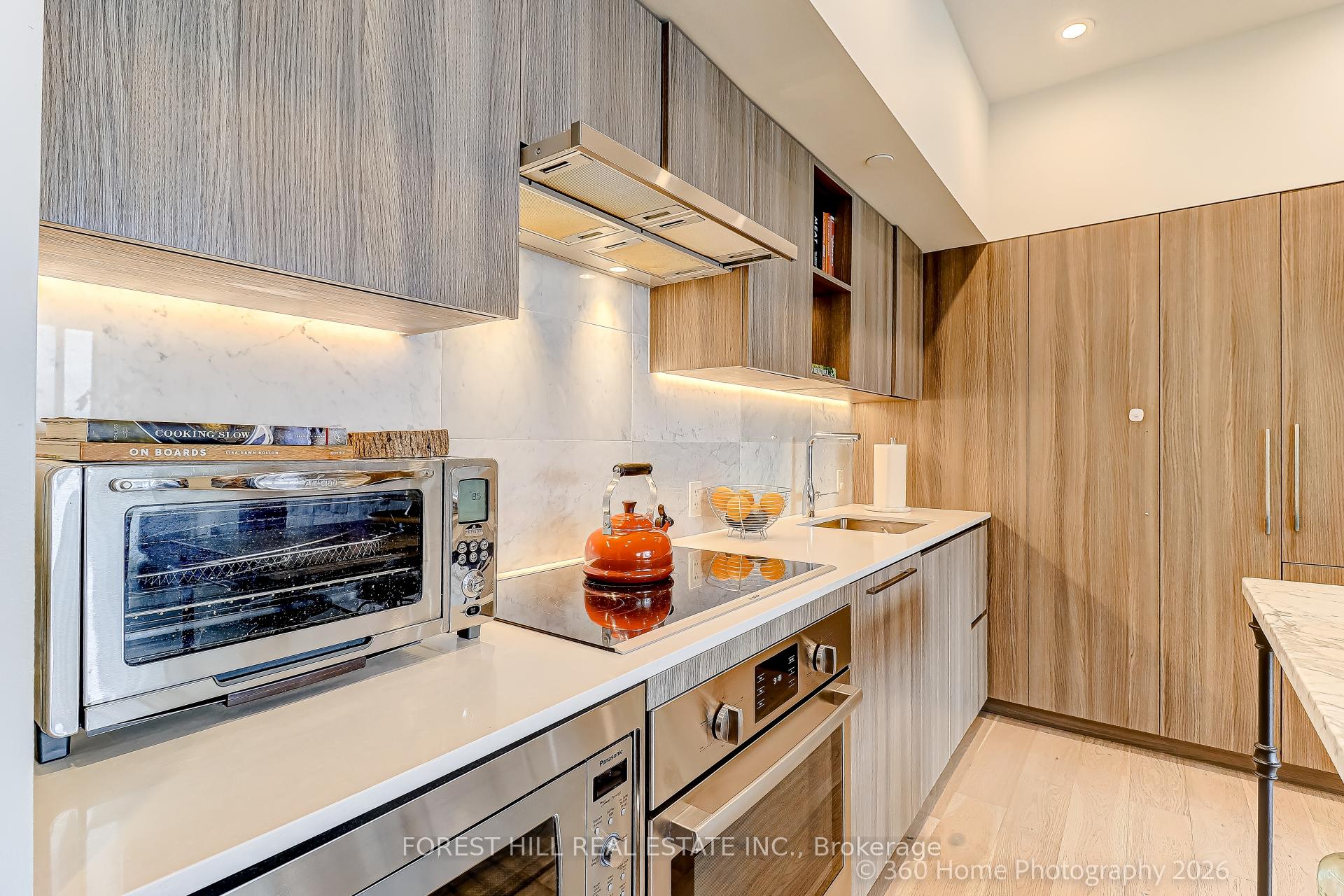 17 Bathurst St 1215