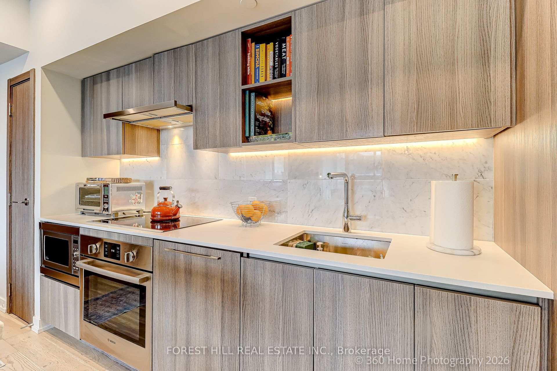 17 Bathurst St 1215