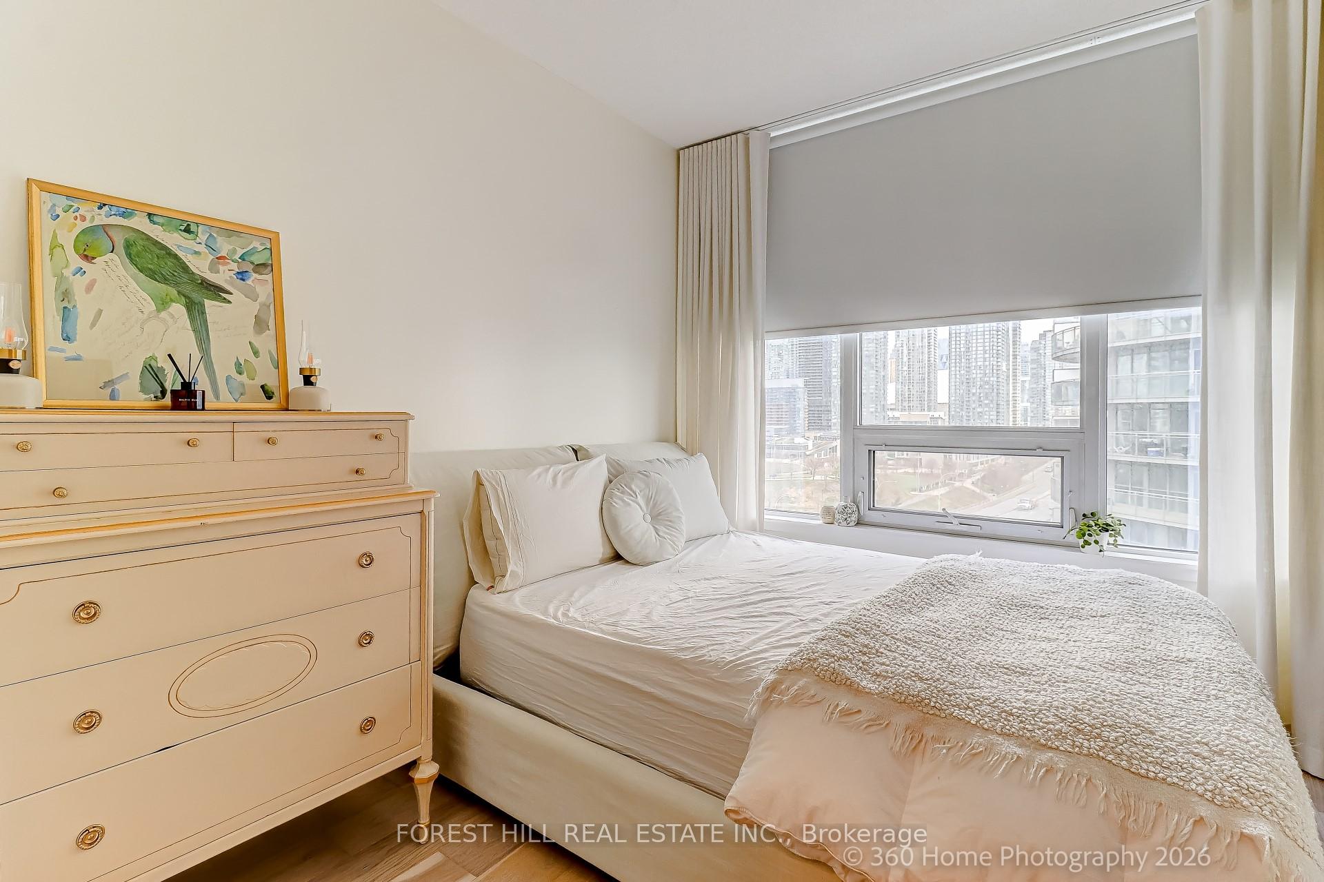 17 Bathurst St 1215