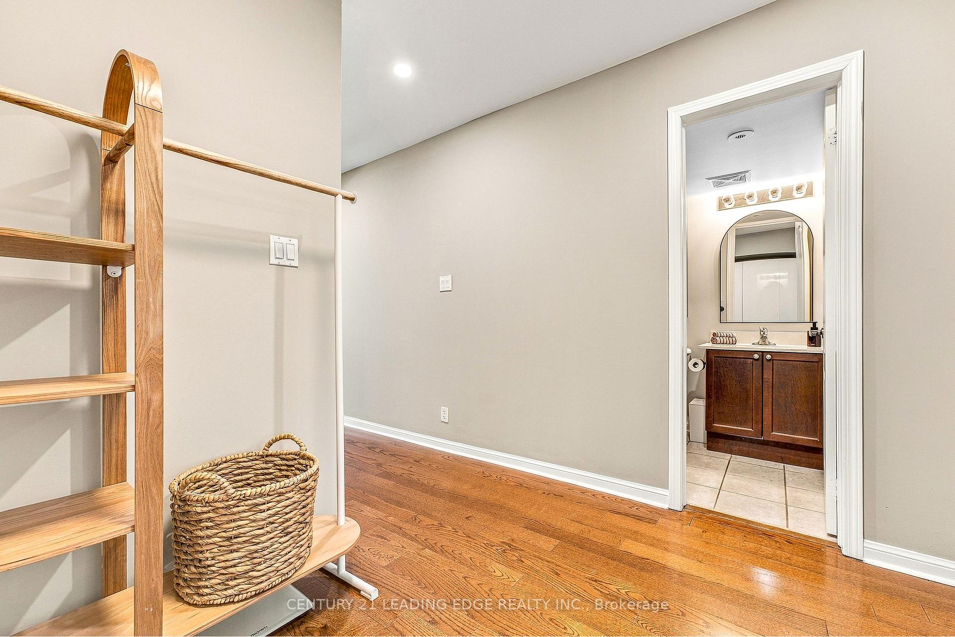 98 Carr St TH5