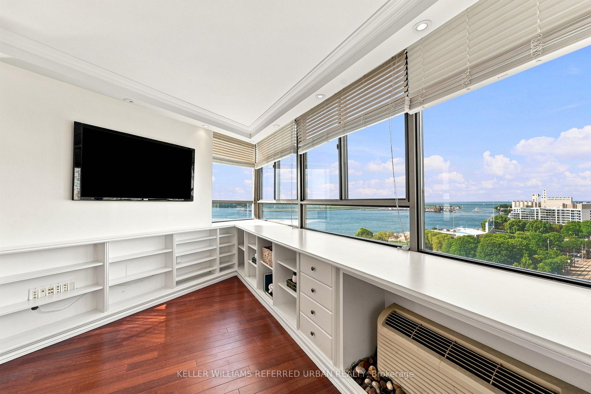 270 Queens Quay W 1201/02